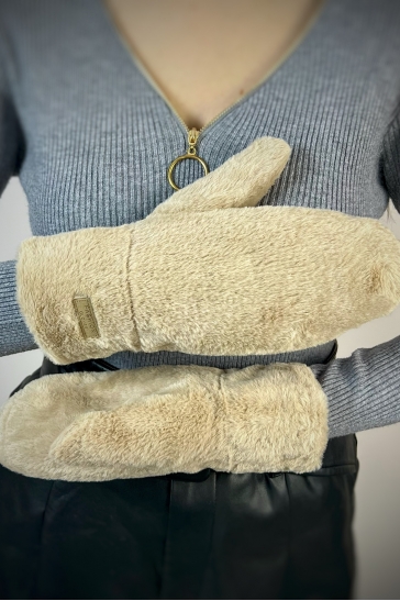 Меховые варежки женские