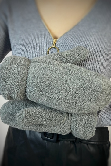 Меховые варежки женские