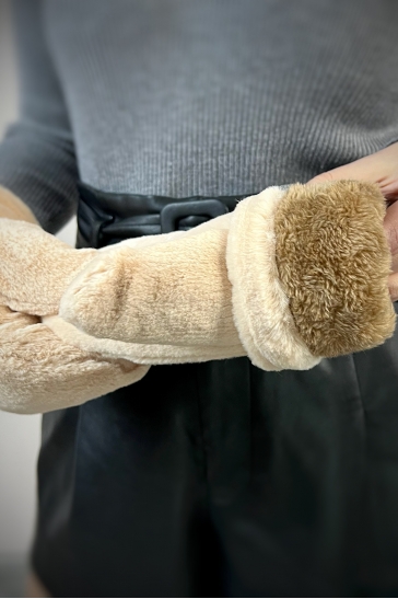 Меховые варежки женские